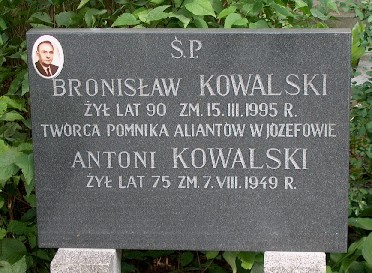 Pomnik Bronisława Kowalskiego na zmentarzu w Józefowie