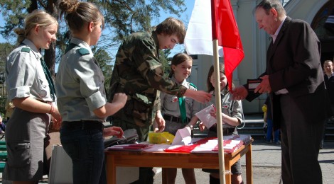 Kolportowanie flag przed świętem Konstytucji 3 Maja